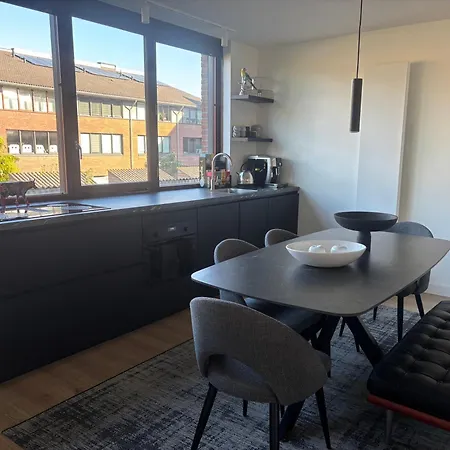 Near Amsterdam And Airport, 90m2, Privacy! Lejlighed *